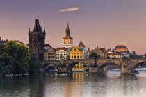 Repubblica Ceca, Praga, Città Vecchia, fiume Vlatva, Ponte Carlo e Torre del Ponte della Città Vecchia la sera — Foto stock