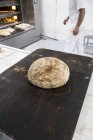 Pan recién horneado en bandeja - foto de stock