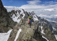 Francia, Chamonix, Alpes, Petit Aiguille Vert, montañistas escalando en la cima de la montaña - foto de stock