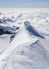 Italia, Gressoney, Alpi, Castore, alpinisti in piedi sulla vetta della montagna innevata — Foto stock