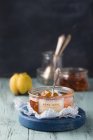 Geléia de marmelo em jarra com colher — Fotografia de Stock
