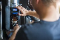 Hombre preparando café en la máquina de café - foto de stock