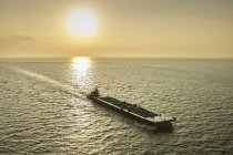Аэрофотосъемка баржи и буксира в Чесапикском заливе — стоковое фото