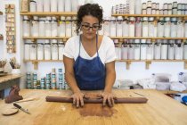 Жінки, що працюють з глину в кераміку майстерні — стокове фото