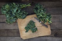 Top view of organic kale on chopping board — Stock Photo