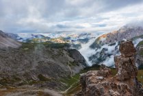 Italia, Alto Adige, Dolomiti, montagne rocciose tra le nuvole — Foto stock