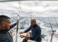 Pescatori che adeguano le canne da pesca sul Mar Cantabrico, Asturie, Spagna — Foto stock
