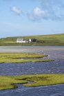 UK, Scotland, Isle of Harris, Leverburgh, residential houses at marshland — Stock Photo