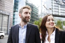 Jovem empresário sorridente e mulher de negócios ao ar livre — Fotografia de Stock