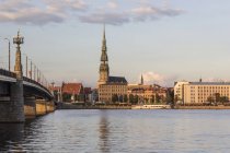 Letônia, Riga, Vista do outro lado da Daugava até a igreja de São Pedro — Fotografia de Stock