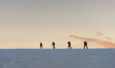 Svizzera, Alpinisti a partire dal mattino presto dal rifugio Bertol — Foto stock