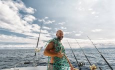Pescatore che detiene reti da pesca su pescherecci nel Mar Cantabrico, Asturie, Spagna — Foto stock