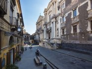 Sicile, Catane, Eglise de San Francesco Borgia et vue sur la ville par temps ensoleillé — Photo de stock