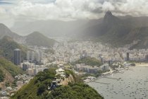 Brasile, Rio de Janeiro, Veduta di Morro da Urca e Botafogo durante il giorno — Foto stock