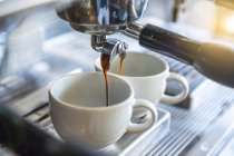 Machine à café préparant deux tasses de café — Photo de stock
