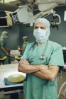 Portrait du chirurgien confiant en salle d'opération — Photo de stock