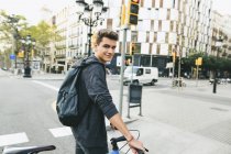Adolescente com uma bicicleta fixie na cidade sorrindo para a câmera — Fotografia de Stock