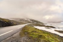Landstraße und Wolken, Tuffstein-Tal, Heckenmark, Norwegen — Stockfoto