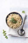 Vue du dessus du bol de quinoa bouilli — Photo de stock