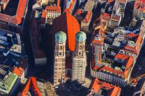Германия, Бавария, Мюнхен, церковь Богоматери и красные крыши вид сверху — стоковое фото