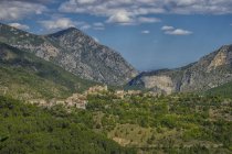 Italia, Marche, Parco Naturale Gola della Rossa, veduta del paese Pierosara — Foto stock