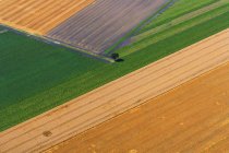 Vista aérea de campos agrícolas coloridos durante o dia, Baviera, Alemanha — Fotografia de Stock