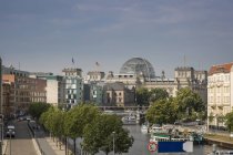 Alemania, Berlín, Reichstag y el río Spree durante el día - foto de stock