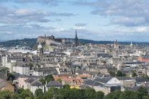 United Kingdom, Scotland, Edinburgh, Old town with Edinburgh Castle, aerial view — Stock Photo