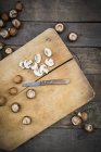 Crimini mushrooms on chopping board — Stock Photo