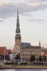 Lettland, Riga, St. Peterskirche auf der anderen Seite des Flusses Daugava — Stockfoto