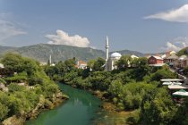 Bósnia e Herzegovina, Mostar, Cidade velha, Rio Neretva, Mesquita Karadoz Bey durante o dia — Fotografia de Stock