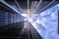 Kanada, Ontario, Toronto, Finanzviertel, moderne Bankgebäude, Wolken, Blickwinkel — Stockfoto