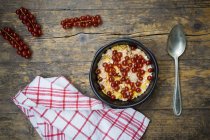 Schüssel Joghurt mit Cornflakes und roten Johannisbeeren — Stockfoto