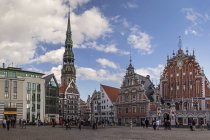 Lettland, Riga, Rathausvorplatz mit Peterskirche und Mitesser-Haus — Stockfoto