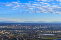 Stadtbild mit Alpen im Hintergrund, München, Bayern, Deutschland — Stockfoto