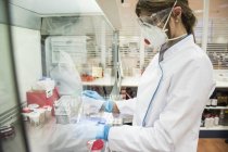 Labortechniker im analytischen Labor zur Zellkultivierung in der Petrischale — Stockfoto
