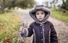 Retrato de niña con chaqueta encapuchada en otoño - foto de stock