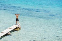 Grecia, Isole Cicladi, Amorgos, Mar Egeo, uomo in piedi sul bordo di una darsena di legno — Foto stock