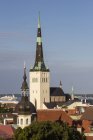 Estland, tallinn, turmspitze der st. olav-kirche und rote dächer — Stockfoto