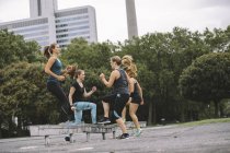 Четыре женщины занимаются спортом на открытом воздухе — стоковое фото