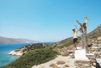 Grécia, Nikouria, turista olhando para Amorgos à distância — Fotografia de Stock