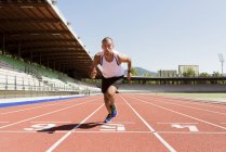 Jeune sportif en course, course de tratan — Photo de stock