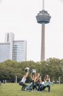 Четыре женщины занимаются спортом на открытом воздухе с гирями и мячом — стоковое фото