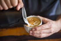 Barista preparare il cappuccino in un caffè — Foto stock