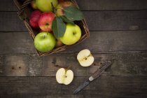 Green and red apples in basket — Stock Photo