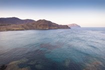 Spagna, Andalusia, Isleta del Moro e vista dell'acqua contro le rocce — Foto stock