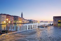 Itália, Veneza, Vista de San Marco e a torre iluminada à noite — Fotografia de Stock