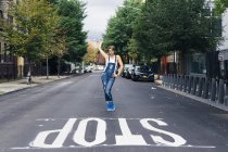 США, Нью-Йорк, Williamsburg, жінки носять джинси комбінезон постановки на вулиці — стокове фото