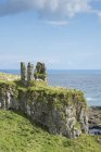 Reino Unido, Irlanda do Norte, Condado de Antrim, Castelo de Dunseverick na costa atlântica — Fotografia de Stock