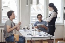 Kreative Geschäftsleute treffen sich in einem modernen Büro — Stockfoto